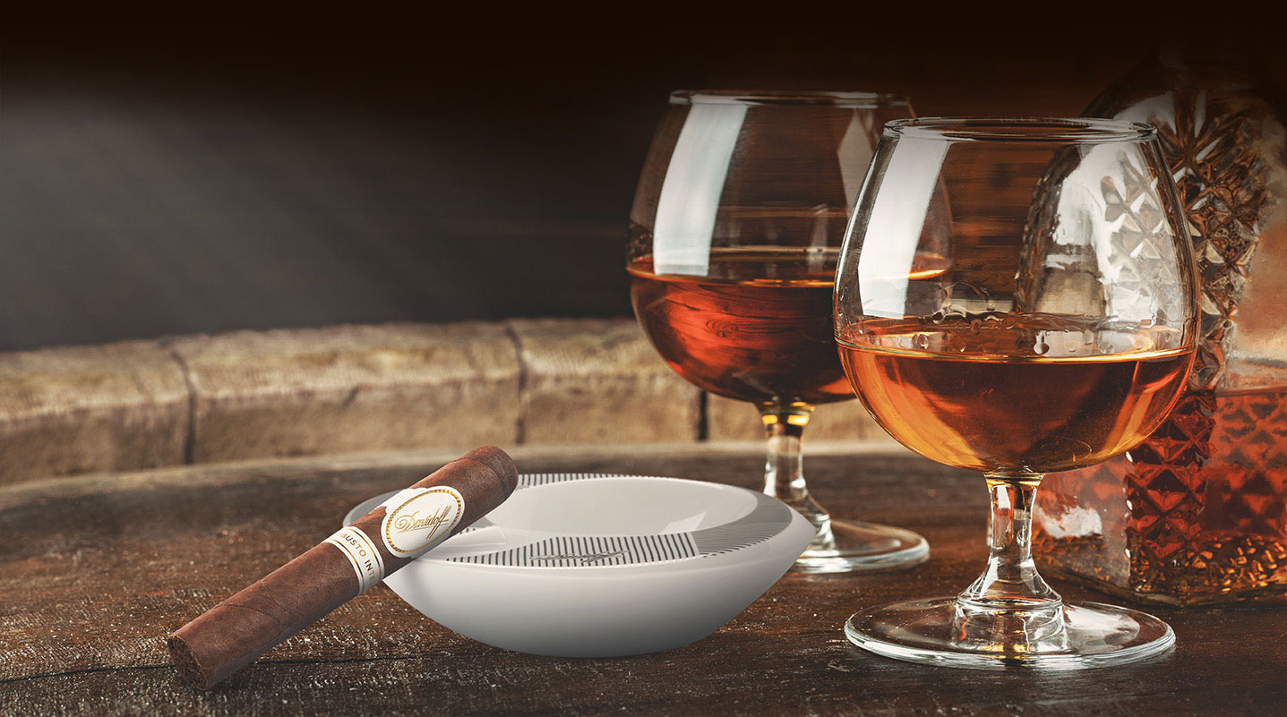 Robusto Intenso cigar pairs well with bourbon