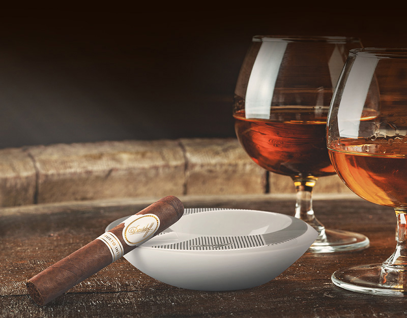 Robusto Intenso cigar pairs well with bourbon