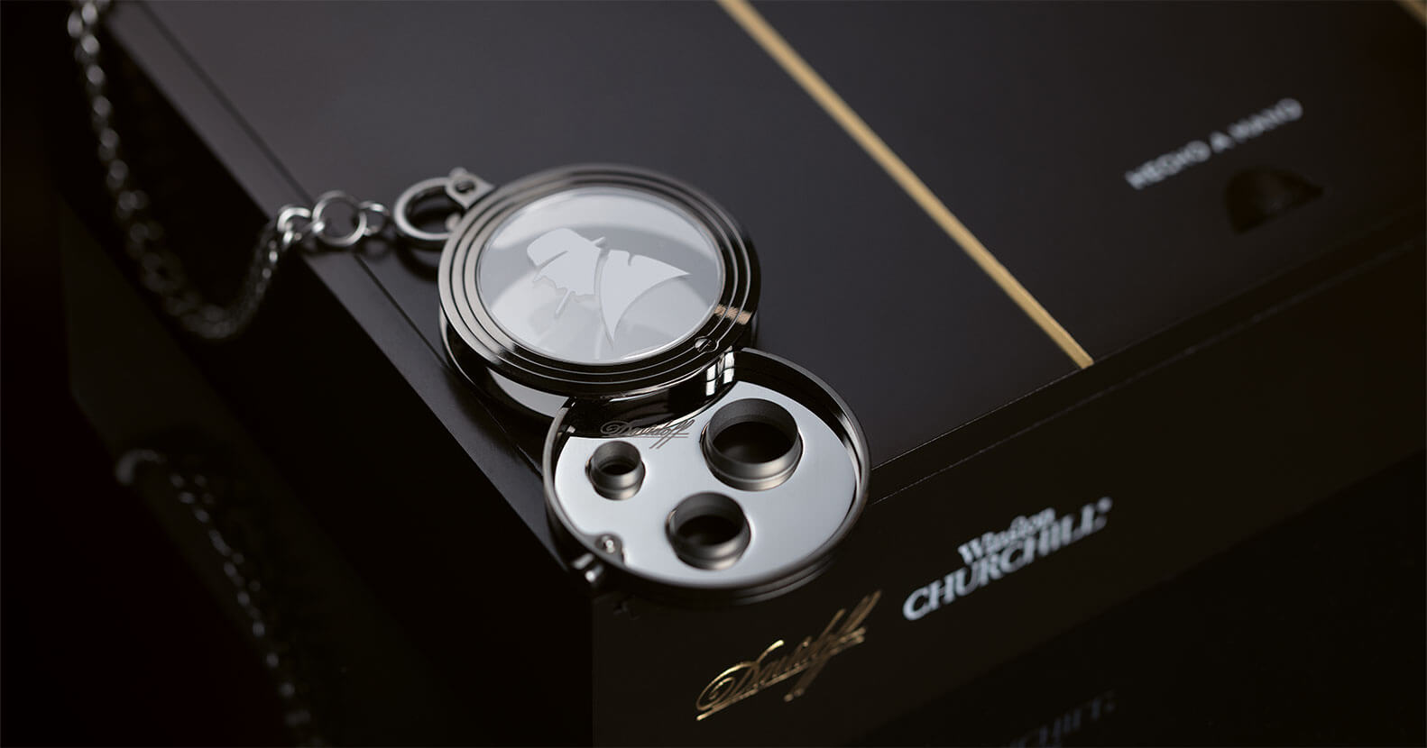 Stimmungsbild des geöffneten Davidoff Winston Churchill Round Cutter Limited Edition auf der geschlossenen Davidoff Winston Churchill Late Hour Zigarrenbox