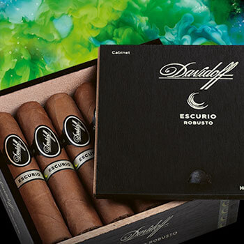 Davidoff Escurio Zigarren in ihrer Kiste mit geöffnetem Deckel. Wasserdampf im Hintergrund.