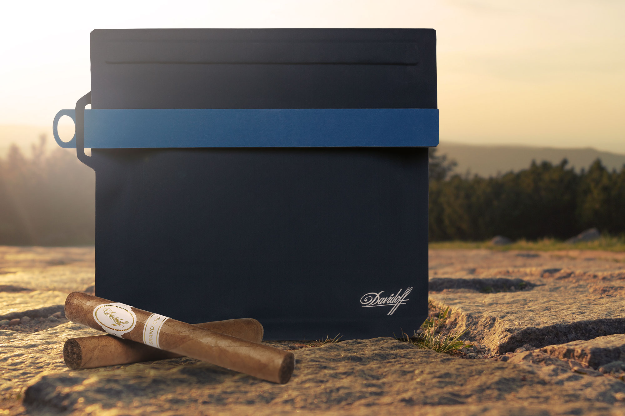 Portable cigar humidor, the Davidoff Travel Humidor for explorer